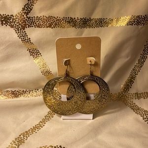 Earrings brass colored, circular shaped dangle